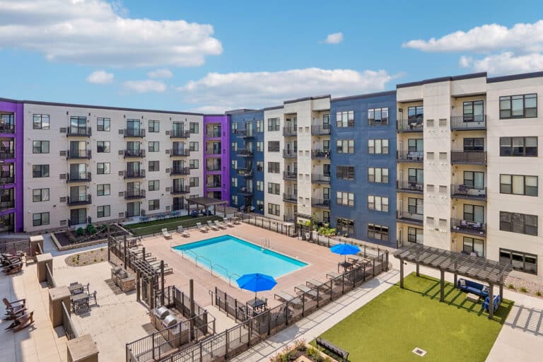 NEON-Burnsville-apartments-exterior-03